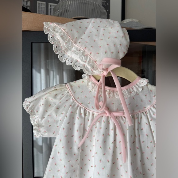 Vintage 1980s gown bonnet set rosebuds print baby girl bow lace eyelet heirloom - Picture 3 of 10